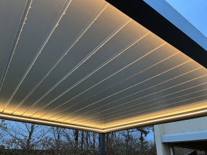 toit pergola avec led allumées